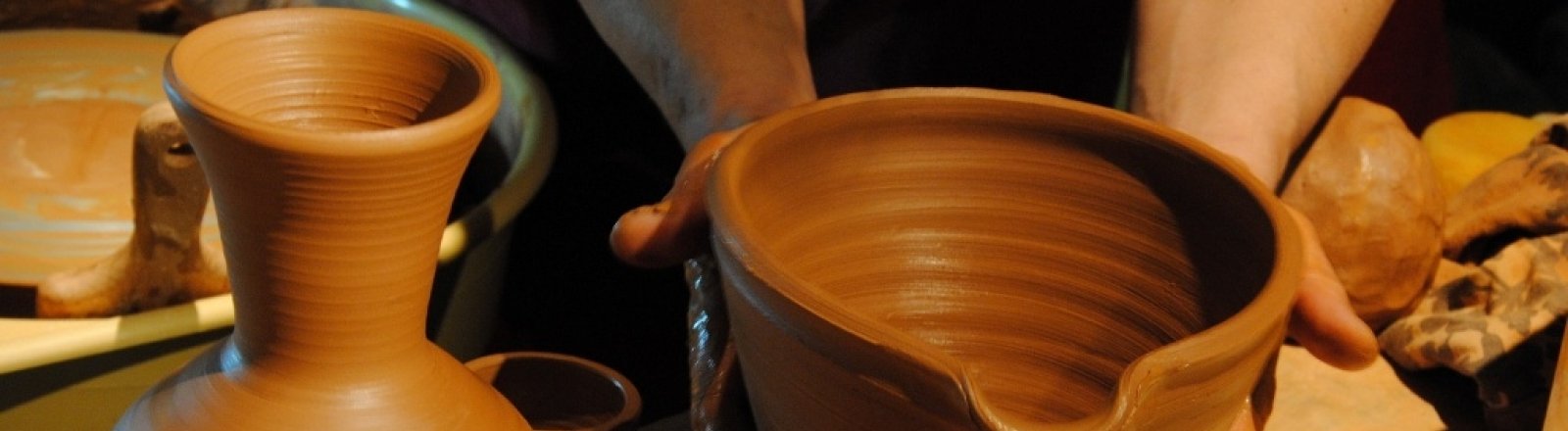 Atelier initiation au tournage de potier – Oenotourisme en Languedoc Cœur d’Hérault © @OTI SGVH