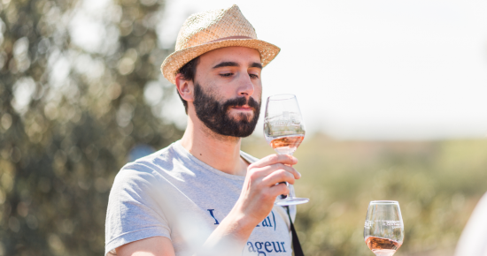 Dégustation de vin dans la garrigue à Saint-de-Fos