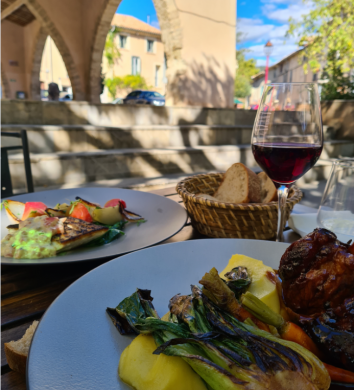 Repas sur la place du village à Montpeyroux à la Terrasse du Mimosa