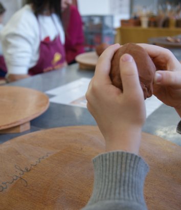 Stage de poterie en Hérault - Modeler de l’argile pour créer une forme - Argileum atelier modelage