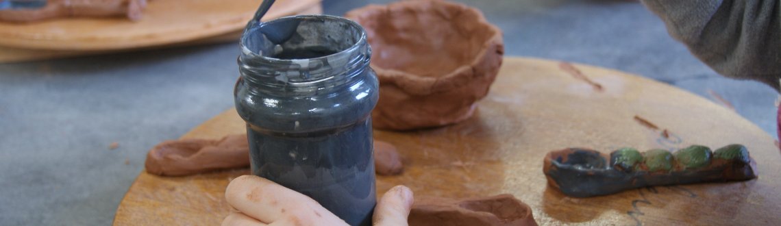 Atelier modelage en famille – engobe pour colorer une création céramique