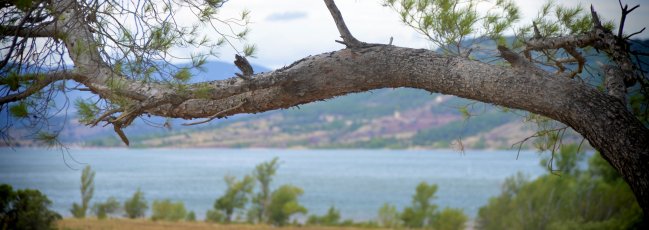 Lac du Salagou dans l’Hérault – oenotourisme en Languedoc sans voiture