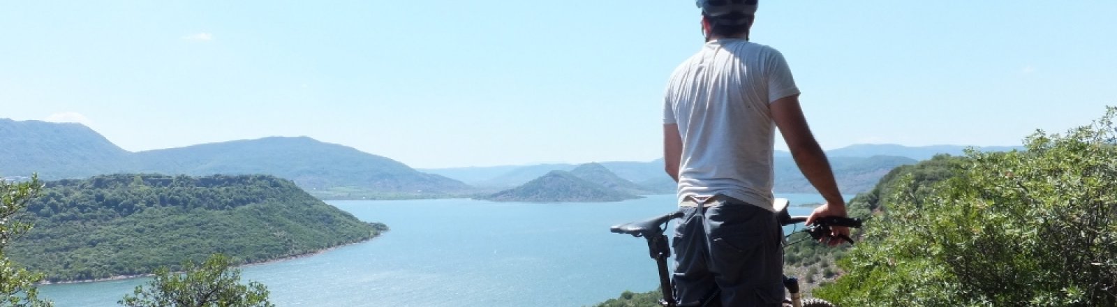 Escapéo, Randonnée, VTT et activités  handicap en Languedoc Cœur d’Hérault – vue sur le lac du Salagou © JULIEN GURRERA