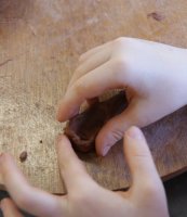 Modelage d’un pot en argile pour l’atelier de création céramique à Argileum 