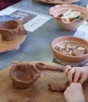 Atelier poterie à Saint-Jean-de-Fos, Argileum Hérault, Languedoc – Modelage d’une cuillère en argile