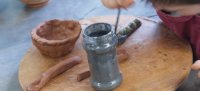 Atelier poterie Hérault - peinture des créations d’argile avant la cuisson de la céramique dans un four à poterie