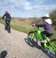 Pistes et routes du Larzac en VAE avec l'ecole Buissonnière