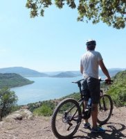 Escapéo, Randonnée, VTT et activités  handicap en Languedoc Cœur d’Hérault – vue sur le lac du Salagou