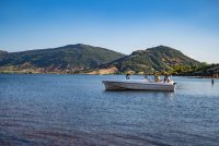 Barque &eacute;lectrique Base nautique du Salagou Baie des Vailh&eacute;s &copy; Vitinova