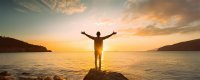 Homme au bord du lac © Adobestock