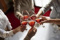 des-gens-qui-dinent-dans-des-restaurants-luxueux © Freepik