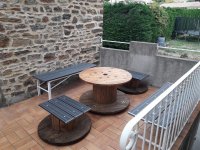 salon de jardin avec deux tabourets pour les enfants sur la terrasse © M. et Mme RIGAL