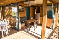 Coin cuisine ouvert sur la terrasse © Piquart Benoit